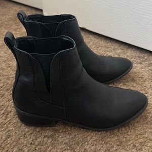 Steve Madden Black Chelsea Booties Size 8